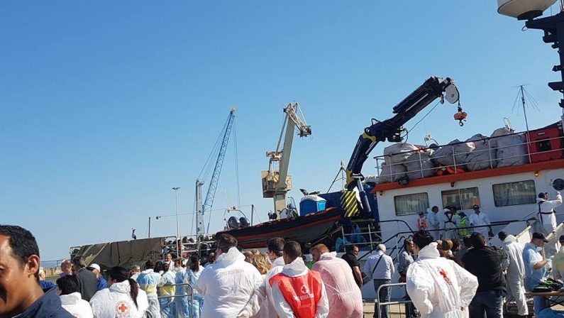 Sbarco di oltre 350 migranti a Crotone: operazioni rese difficili dal maltempo