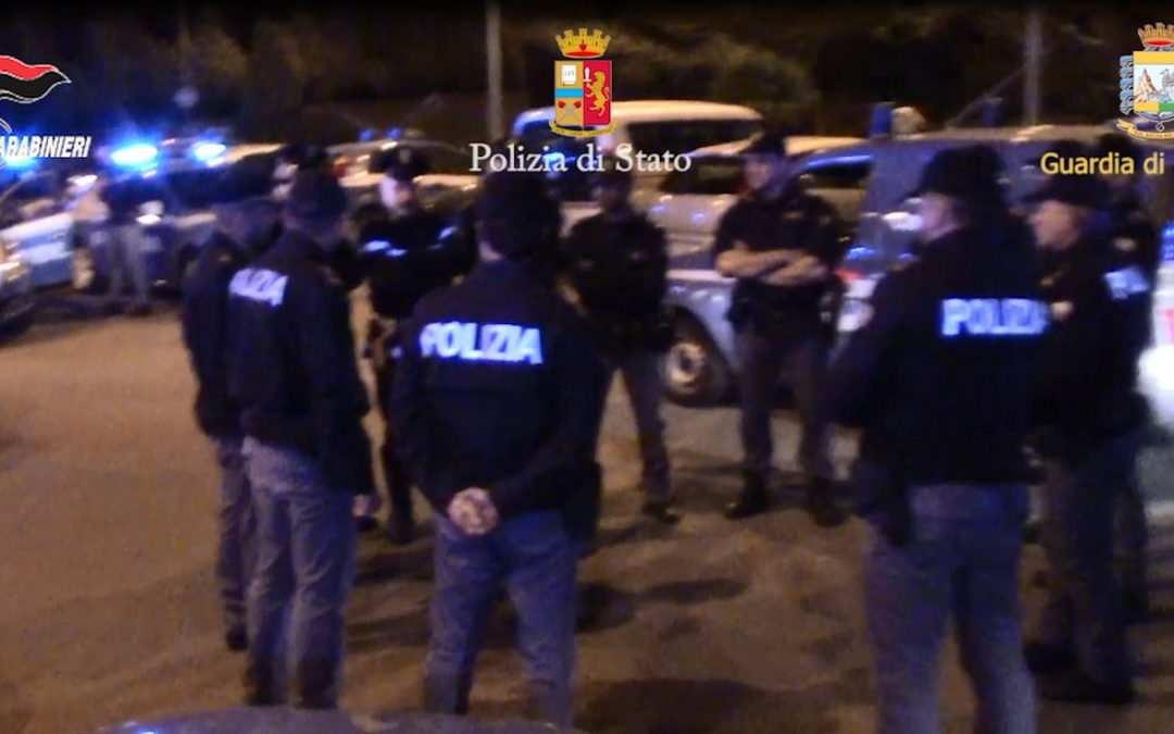 Agenti di polizia impegnati nell'operazione Jonny nel 2017