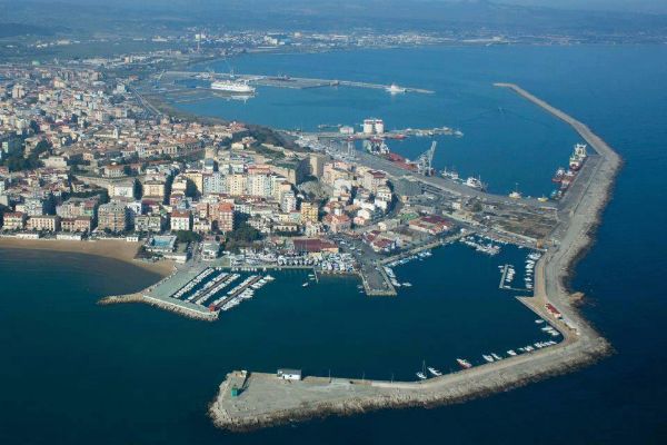 Porto di Crotone, lavoratori scesi dalla gruLa protesta continua con sciopero fame e sete