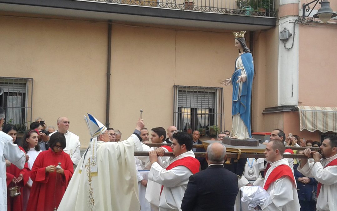 La benedizione della nuova statua della Madonna