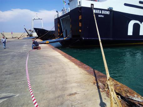 Ischia, nave urta banchina: 55 feriti