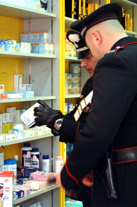 Mercato nero dei farmaci salvavita, cinque arresti a Napoli