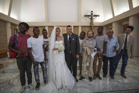 Sposi invitano migranti al matrimonio