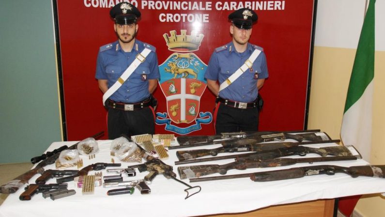 Scoperto un arsenale in provincia di CrotoneFucili e pistole oltre a mirini e più di 600 proiettili