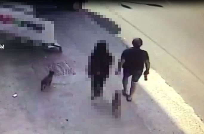VIDEO - Adesca bambina davanti scuola e abusa di leiLe immagini dell'uomo arrestato nel Reggino
