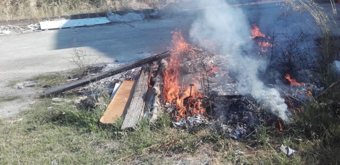 Bruciava rifiuti nei pressi di Crotone, denunciatoScoperto dai carabinieri con materiali di vario tipo