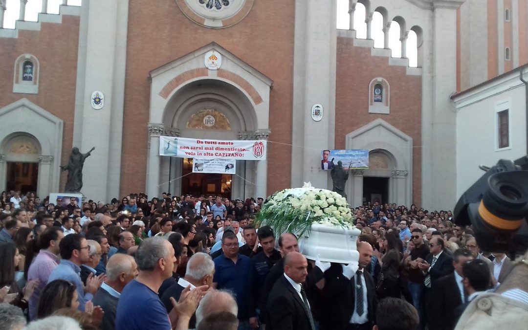 VIDEO – Omicidio a Mileto, l’uscita del feretro di Francesco Prestia Lamberti tra una folla commossa