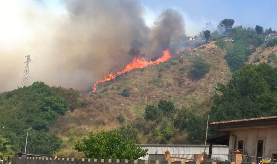 Campania flagellata dagli incendi: almeno 30 in poche ore