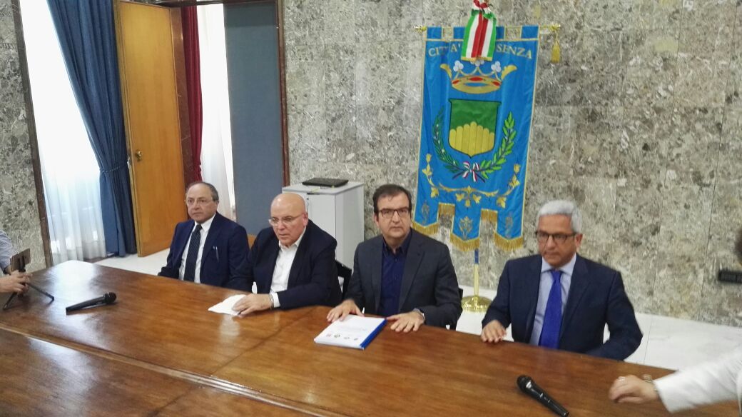 VIDEO – Il comitato no metro consegna una petizione per dire no al progetto che interesserà le città di Cosenza e Rende