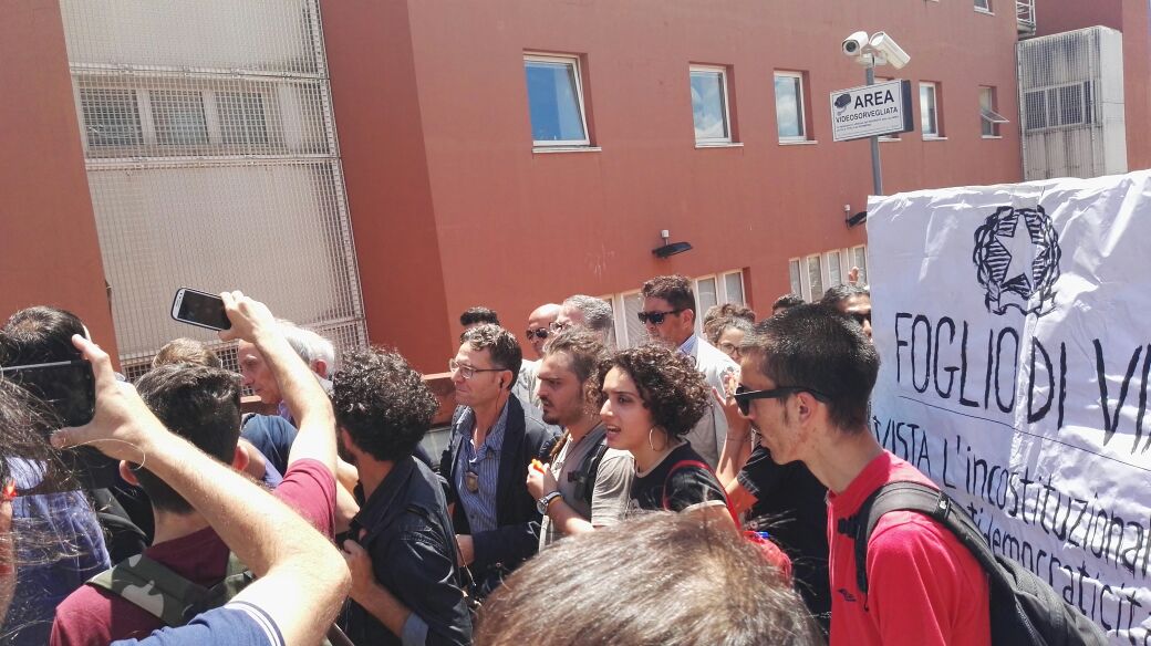 VIDEO – Cosenza proteste all’Unical, tensioni con la polizia  Cori contro il rettore Gino Crisci e il ministro Minniti
