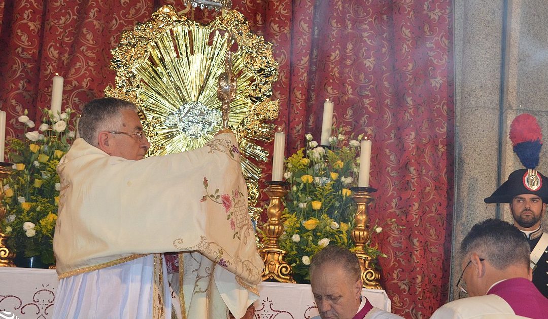 Il vescovo Luigi Renzo durante la celebrazione del Corpus Domini (foto Correre.org)