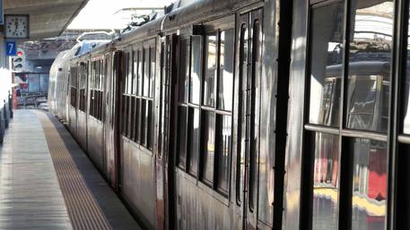 Pacco sospetto nella stazione metro di Napoli: intervengono gli artificieri