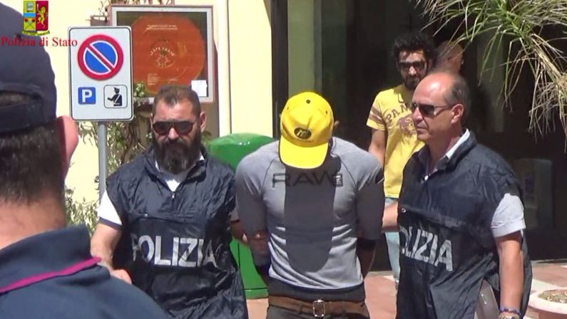 VIDEO – Tratta di uomini e violenza sessuale, l’arresto di “Rambo” al Cara di Isola Capo Rizzuto