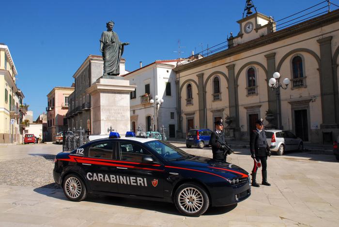 Non si fermano all'alt dei carabinieri e tentano di disfarsi dell'eroina, due arresti nel Potentino