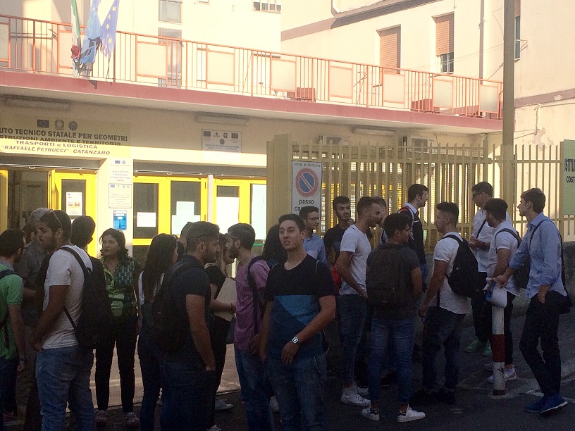 Studenti catanzaresi in attesa di entrare prima degli esami