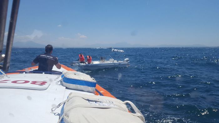 Barca affonda a Procida, salvata bimba in extremis