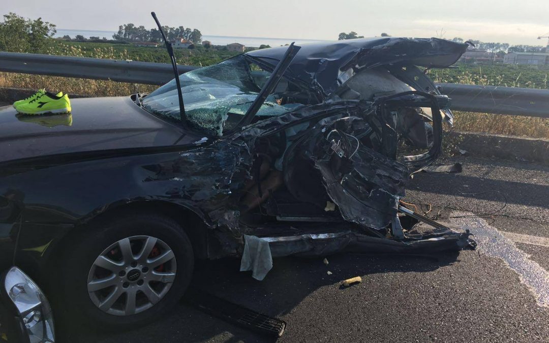 FOTO – Scontro sulla statale 106 nel Cosentino Un morto e tre feriti in incidente tra auto e camion