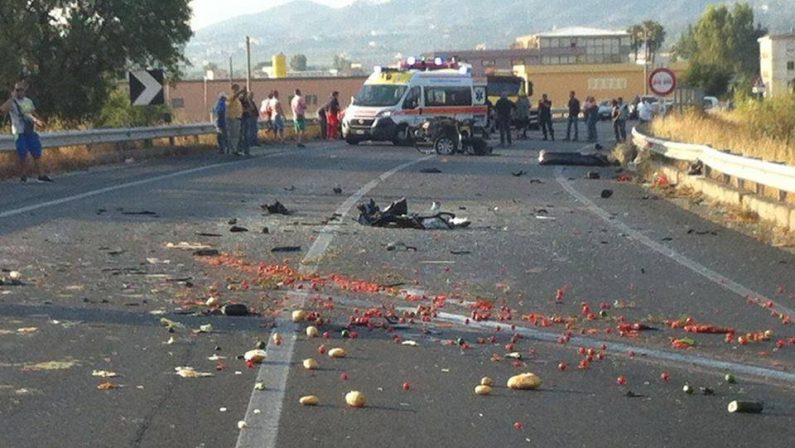 Scontro violento tra furgone e auto sulla statale 106  Muore uomo di 40 anni nel Cosentino, grave la moglie