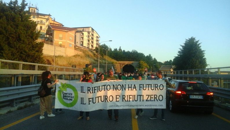 No alla discarica di Celico, protesta dei comitatiBloccata per alcune ore la strada statale 107