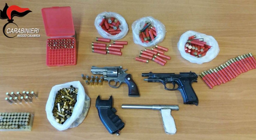 Parte delle armi e munizioni sequestrate