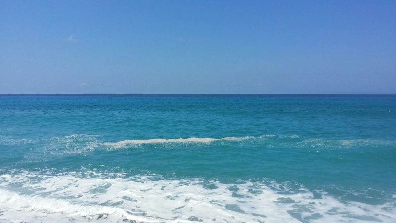 Mare sporco, aumentano le segnalazioni in Calabria  Chiazze in mare di colore scuro e maleodoranti