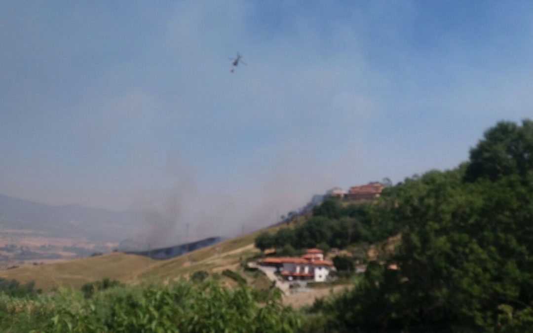 Montalto Uffugo, incendio minaccia il centro storico  Per spegnere le fiamme intervenuti anche gli elicotteri