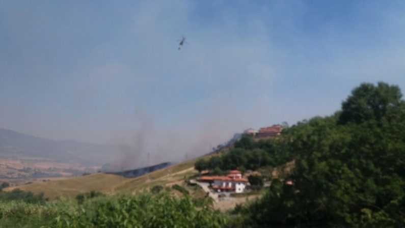 Montalto Uffugo, incendio minaccia il centro storicoPer spegnere le fiamme intervenuti anche gli elicotteri