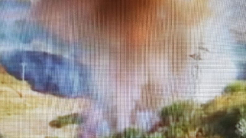 Appicca fuoco a sterpaglie vicino deposito di gas e provoca un incendio, arrestato nel Crotonese