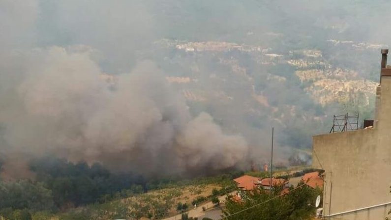 VIDEO - Incendio a Montalto Uffugo, l'intervento degli elicotteri per domare le fiamme