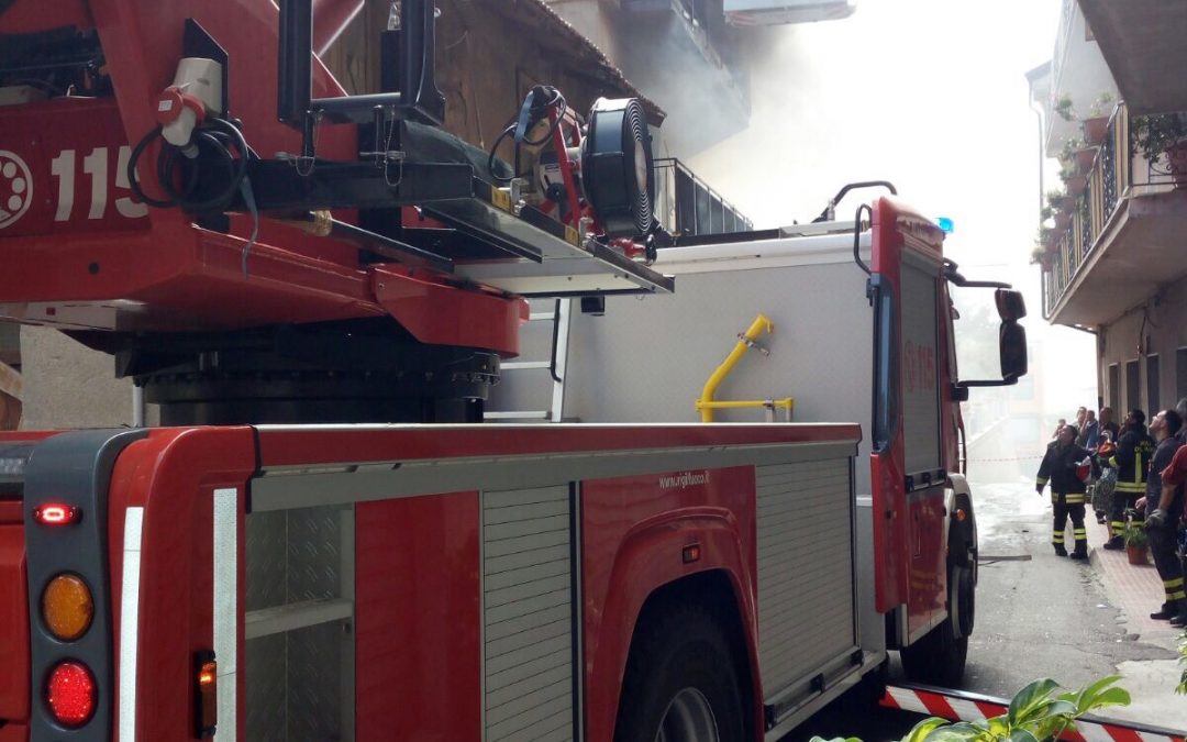FOTO – Incendio a Motta San Giovanni  In fiamme un palazzo in centro città