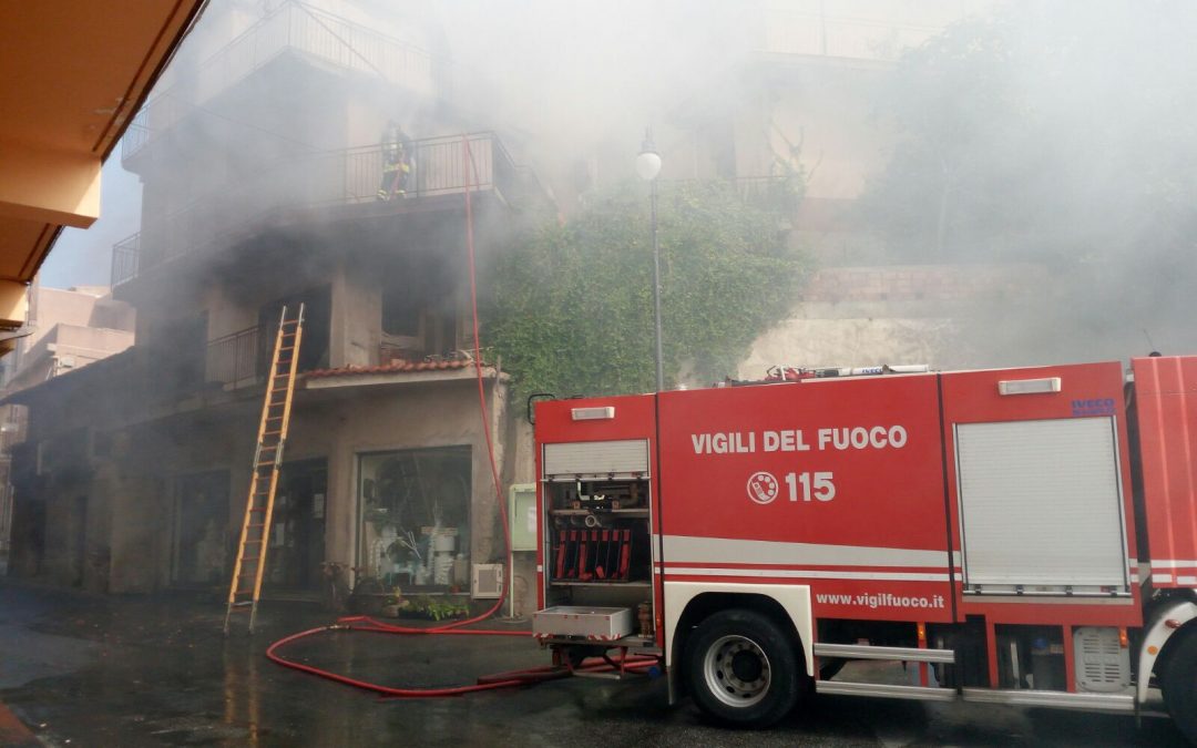 L'edificio in fiamme