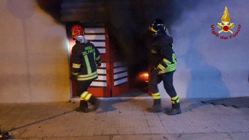 FOTO - Distrutto centro scommesse a CrotoneEsplosione in pieno centro città