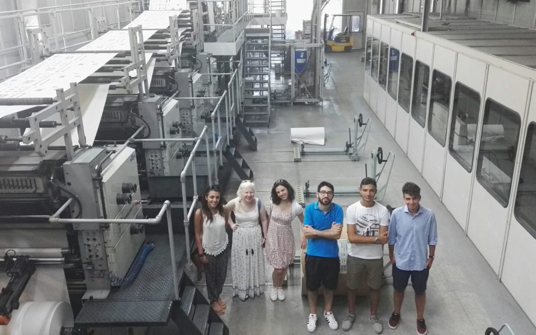 Alcuni dei protagonisti dell'iniziativa nella sala della rotativa del Quotidiano del Sud