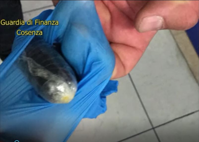 VIDEO – Trasportavano droga ingerendo ovuli  Arrestate dalla finanza 4 persone a Cosenza