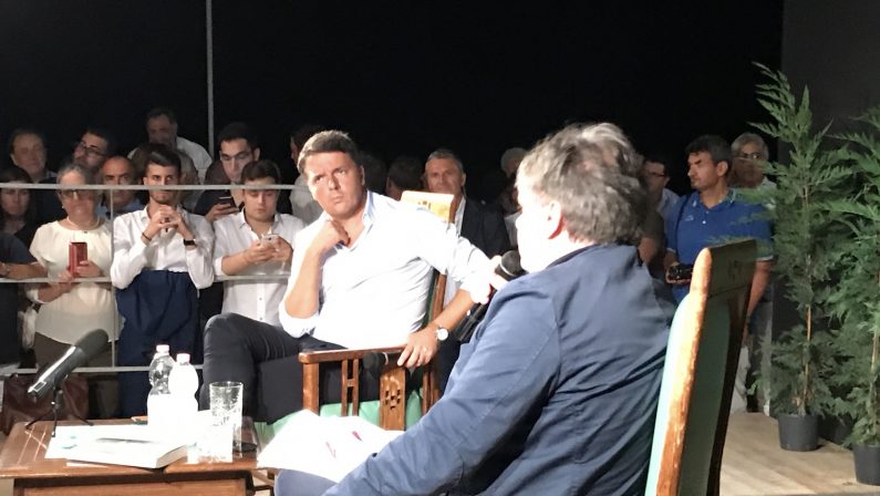 FOTO - Renzi in Calabria rilancia«Costa e mare straordinari» le immagini