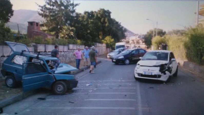 Incidente stradale nel Cosentino, scontro tra due automuore dopo alcune ore un insegnante in pensione