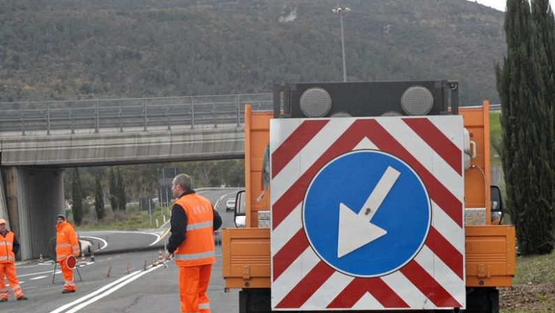 Rifiuti, niente stipendi per lavoratori nel CosentinoBlocco della strada statale 106 con 150 persone