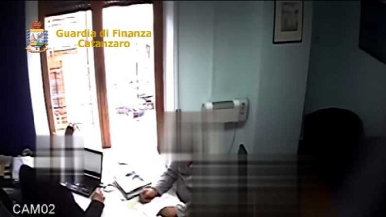 VIDEO - Arrestati dirigenti dell'Asp di Catanzaro per distrazione di fondi europei destinati alle politiche per gli anziani
