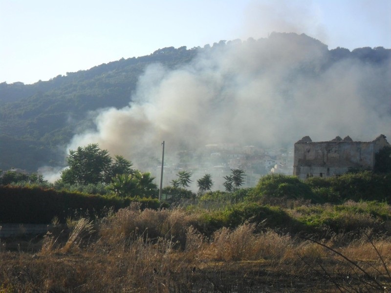 Un incendio nel campo rom di Scordovillo