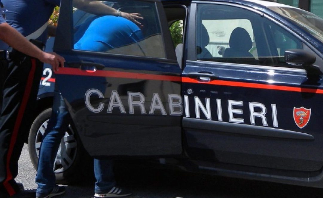 Era ricercato per un furto commesso a Gioia Tauro, arrestato dopo un’irruzione dei carabinieri