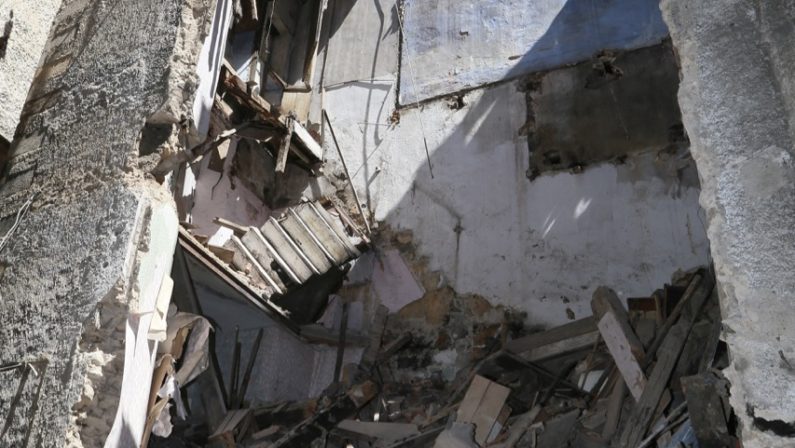 Crollo in una palazzina del centro storico di CosenzaTratto in salvo un anziano, chiuse alcune aree