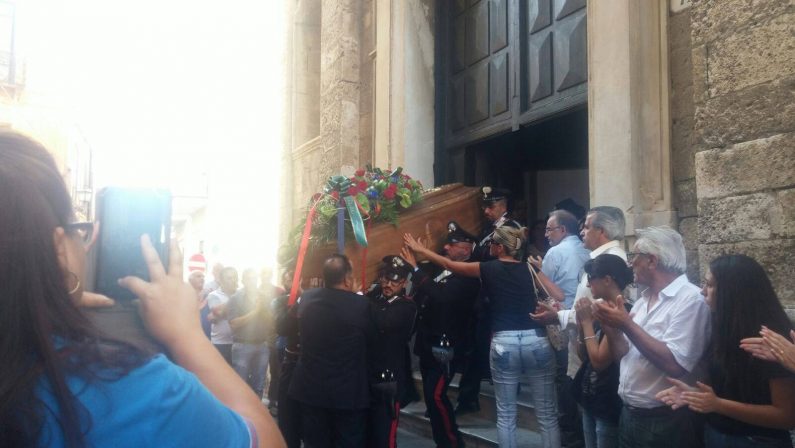 Suicidio maresciallo carabinieri, l'abbraccio di Pizzoai funerali del comandante di Stazione