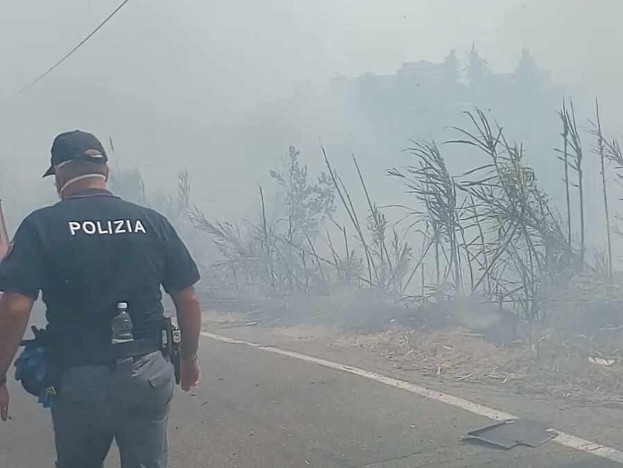 FOTO – Emergenza incendi in Calabria  Fiamme nel Cosentino, denunciati piromani