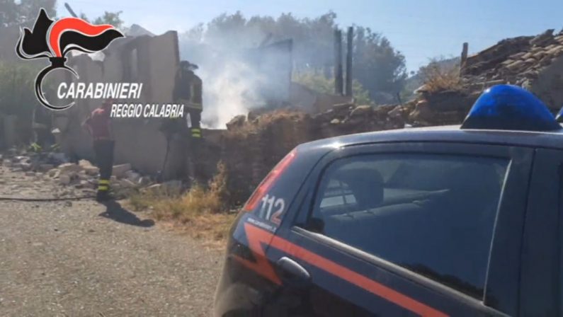 FOTO - Incendio nel Reggino, carabinieri e vigili del fuoco salvano una donna dalle fiamme