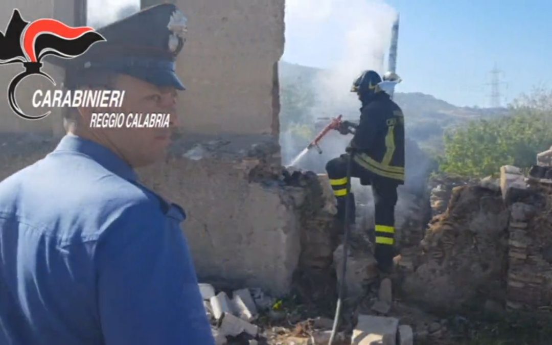 Carabinieri e vigili del fuoco alle prese con l'incendio
