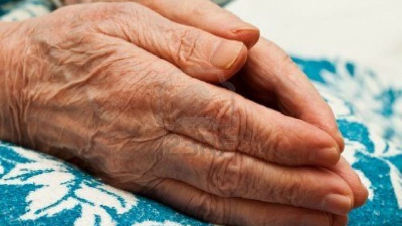 Psicofarmaci a un'anziana perché "non desse fastidio": denunciata badante a Corigliano Rossano