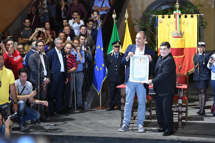 La gioia di Maradona cittadino onorario: nessuno m’ha amato come Napoli