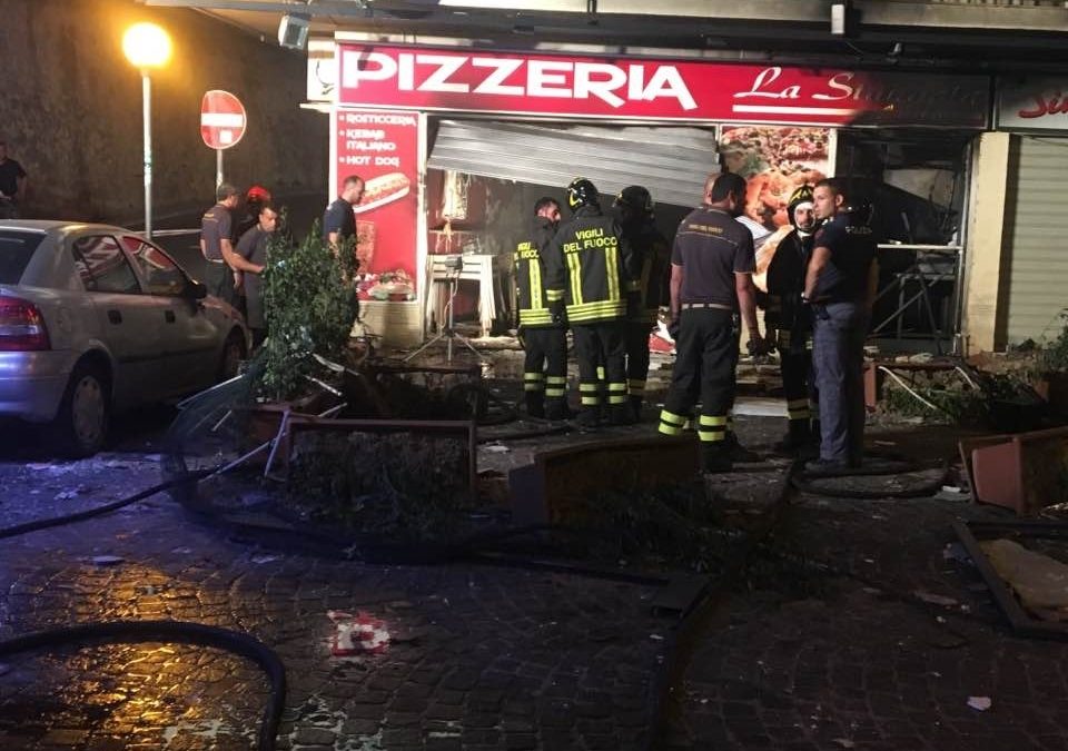 La pizzeria distrutta a Crotone