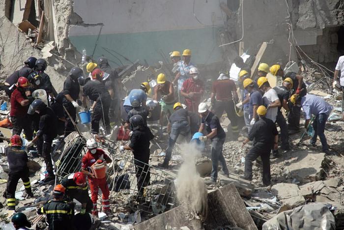 Torre annunziata, crolla palazzina: sette dispersi, anche due bambini: dalle macerie spuntano i primi morti