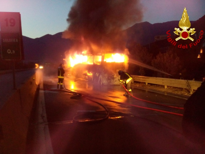 Bus prende fuoco sull'autostrada Avellino-Salerno, attimi di paura: passeggeri in fiamme